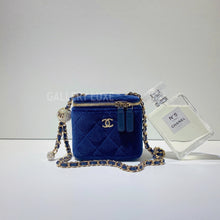 Load image into Gallery viewer, No.2859-Chanel Pearl Crush Clutch With Chain (Brand New / 全新)
