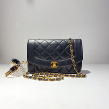 Charger l&#39;image dans la galerie, No.2358-Chanel Vintage Lambskin Diana Bag 22cm
