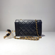 画像をギャラリービューアに読み込む, No.2358-Chanel Vintage Lambskin Diana Bag 22cm
