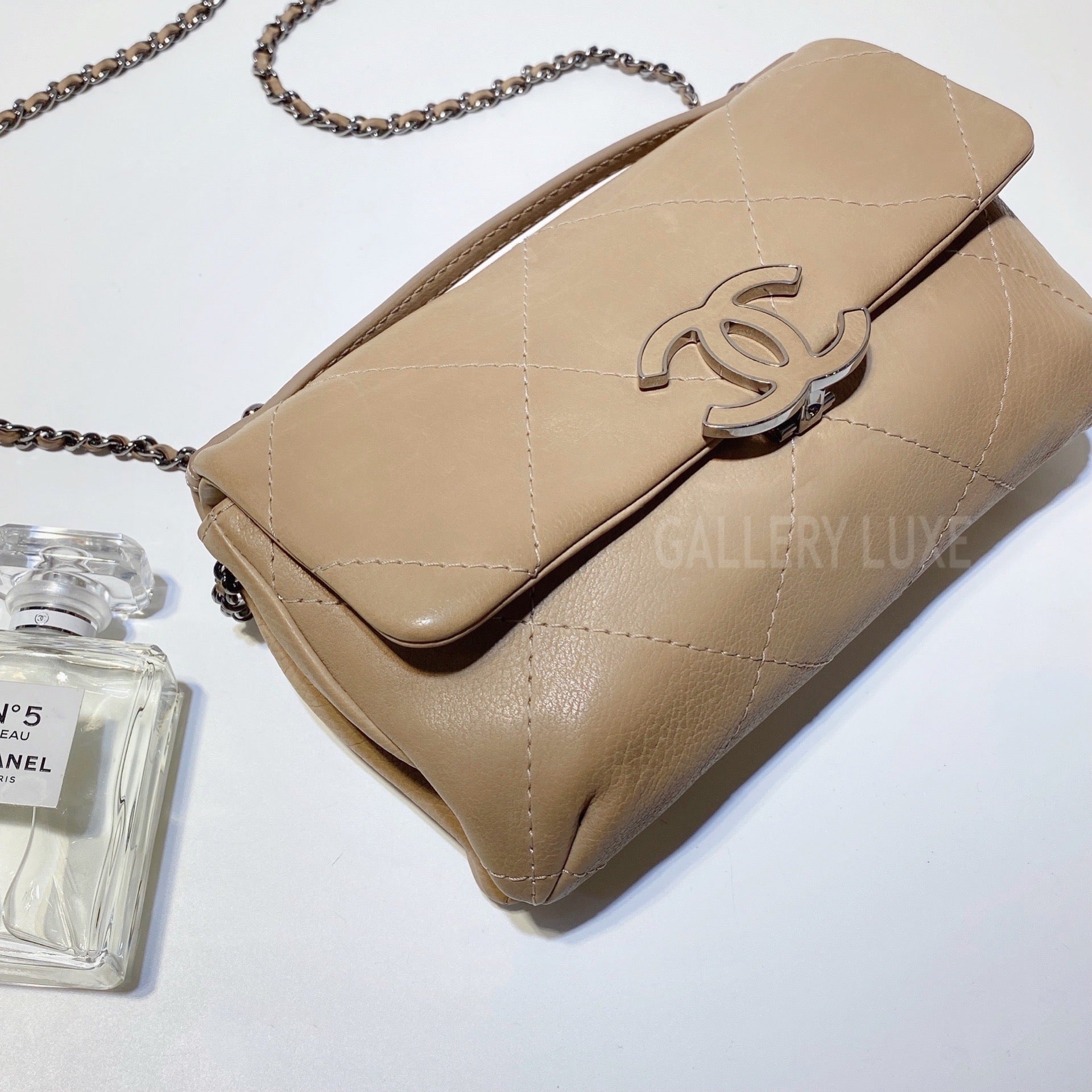 No.3180-Chanel Calfskin Hamptons Mini Flap Bag – Gallery Luxe