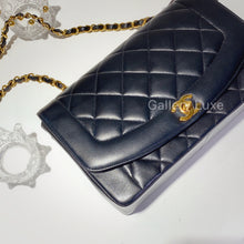 Load image into Gallery viewer, No.2361-Chanel Vintage Diana 25cm
