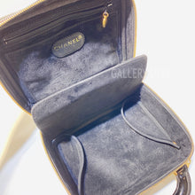 Load image into Gallery viewer, No.2835-Chanel Vintage Patent Small Vanity Case
