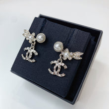 画像をギャラリービューアに読み込む, No.001517-2-Chanel Pearl &amp; Crystal Coco Mark Earrings (Unused / 未使用品)
