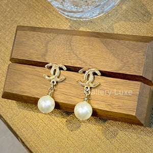 No.2347-Chanel Classic CC with Pearl Earrings