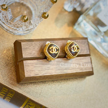Load image into Gallery viewer, No.2367-Chanel Vintage Clip Earrings
