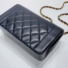 将图片加载到图库查看器，No.3810-Chanel Vintage Lambskin Diana Bag 22cm
