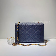 Charger l&#39;image dans la galerie, No.2912-Chanel Vintage Caviar Diana Bag 28cm
