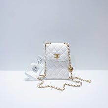 Charger l&#39;image dans la galerie, No.3678-Chanel Pearl Crush Phone Holder With Chain
