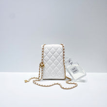 Charger l&#39;image dans la galerie, No.3678-Chanel Pearl Crush Phone Holder With Chain
