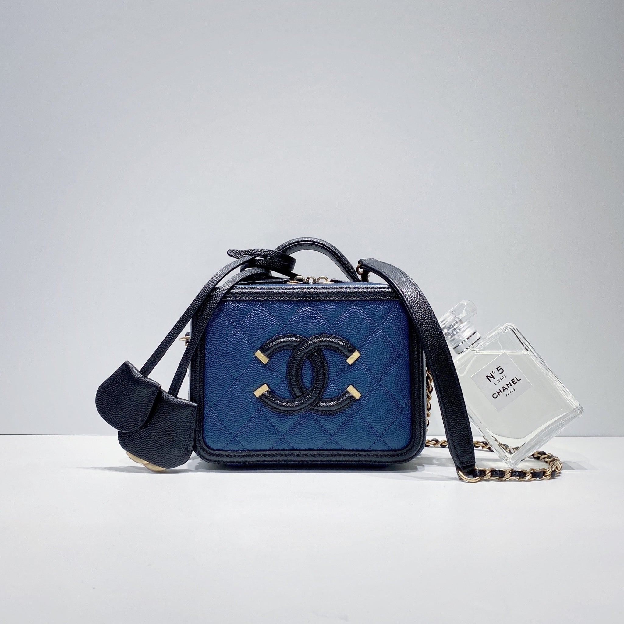 No.3426-Chanel Caviar Small CC Filigree Vanity Case – Gallery Luxe