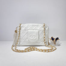 Charger l&#39;image dans la galerie, No.2335-Chanel Vintage Lambskin Double Chain Camera Bag
