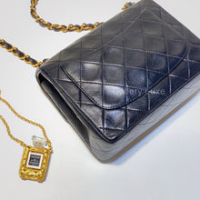 Load image into Gallery viewer, No.2638-Chanel Vintage Lambskin Classic Mini 17cm
