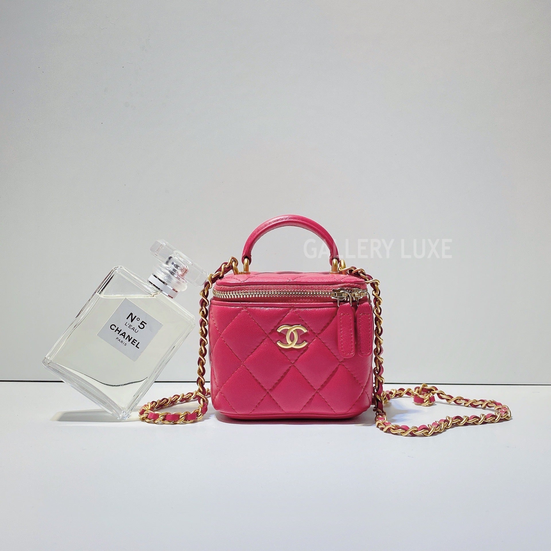 CHANEL NEWデザイン⭐︎入手困難 新作CHANEL☆シャネルスニーカー入手困難 直営店ラッピング