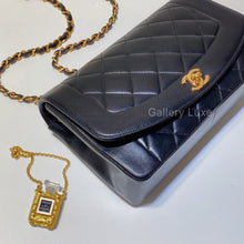 Load image into Gallery viewer, No.2642-Chanel Vintage Lambskin Diana Bag 25cm
