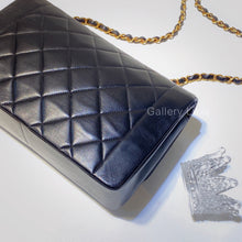 Load image into Gallery viewer, No.2642-Chanel Vintage Lambskin Diana Bag 25cm
