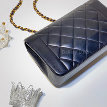 画像をギャラリービューアに読み込む, No.2637-Chanel Vintage Lambskin Diana Bag 22cm
