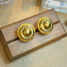 Load image into Gallery viewer, No.2393-Chanel Vintage Round Clip Earrings
