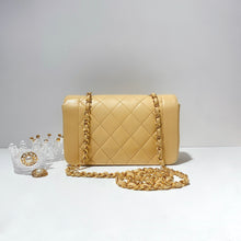 將圖片載入圖庫檢視器 No.2420-Chanel Vintage Diana Bag 22cm
