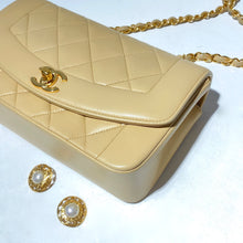 將圖片載入圖庫檢視器 No.2420-Chanel Vintage Diana Bag 22cm
