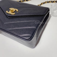 将图片加载到图库查看器，No.2380-Chanel Vintage Chevron Caviar  Jumbo Flap Bag

