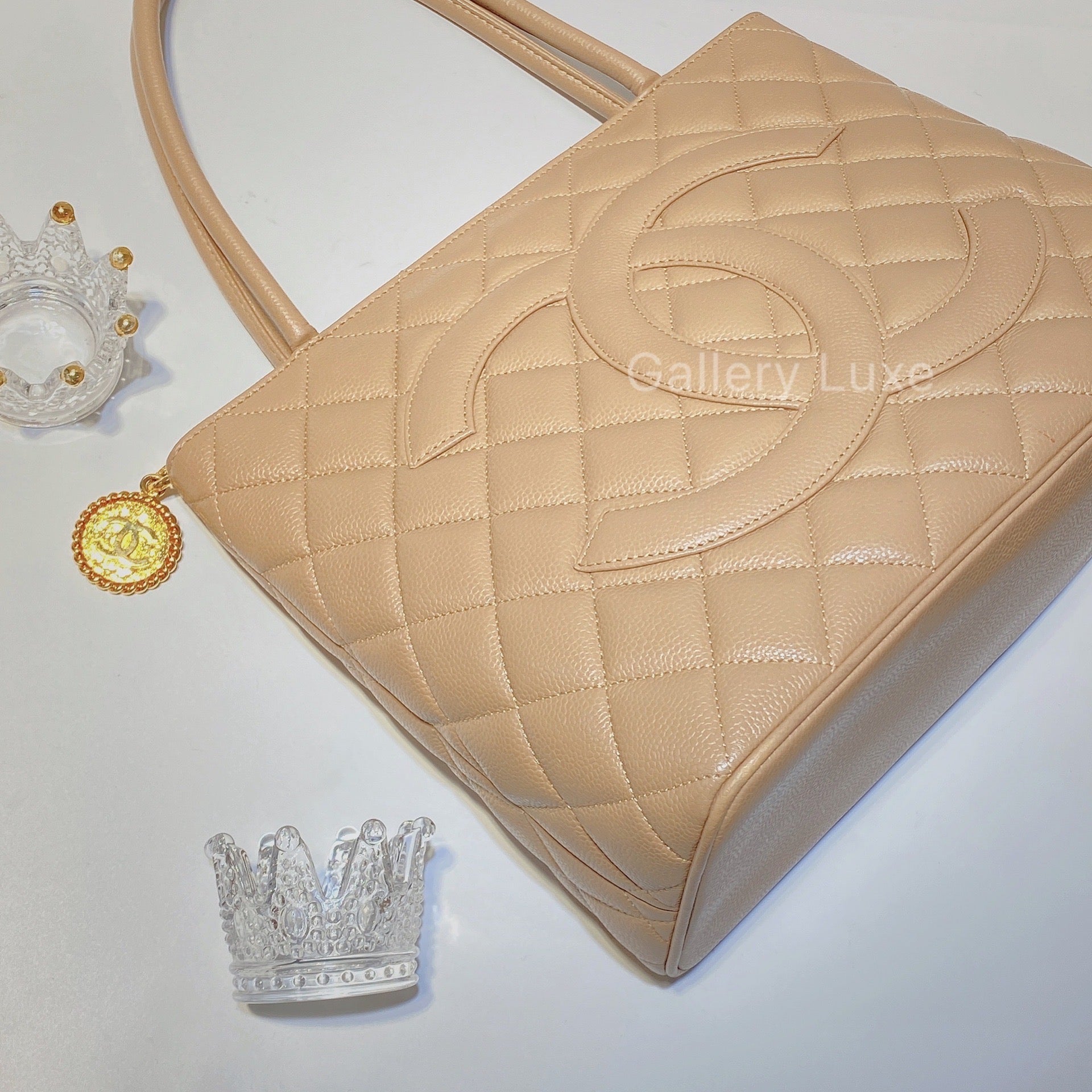No.2655-Chanel Vintage Caviar Medallion Tote Bag – Gallery Luxe