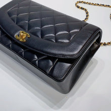 Charger l&#39;image dans la galerie, No.3817-Chanel Vintage Lambskin Diana Bag 25cm
