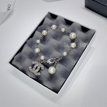 이미지를 갤러리 뷰어에 로드 , No.001315-5-Chanel Crystal Pearl Coco Mark Bracelet
