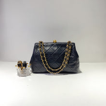 将图片加载到图库查看器，No.2430-Chanel Vintage Kiss-Lock Shoulder Bag
