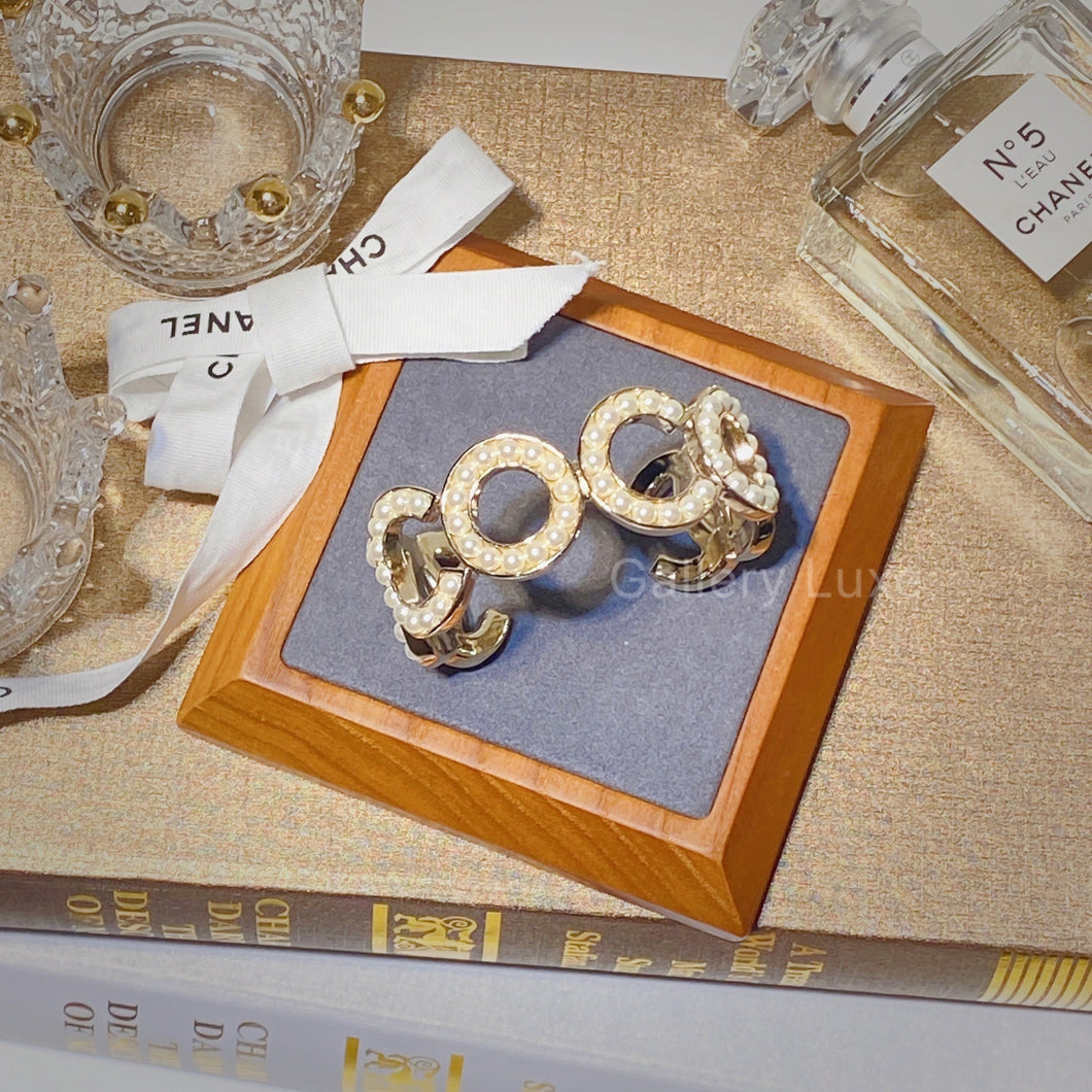 No.001152-2-Chanel Metal & Glass Pearls Cuff