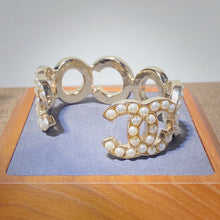 Charger l&#39;image dans la galerie, No.001152-2-Chanel Metal &amp; Glass Pearls Cuff
