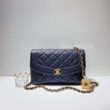 Load image into Gallery viewer, No.3004-Chanel Vintage Caviar Diana Bag 25cm with Backpocket
