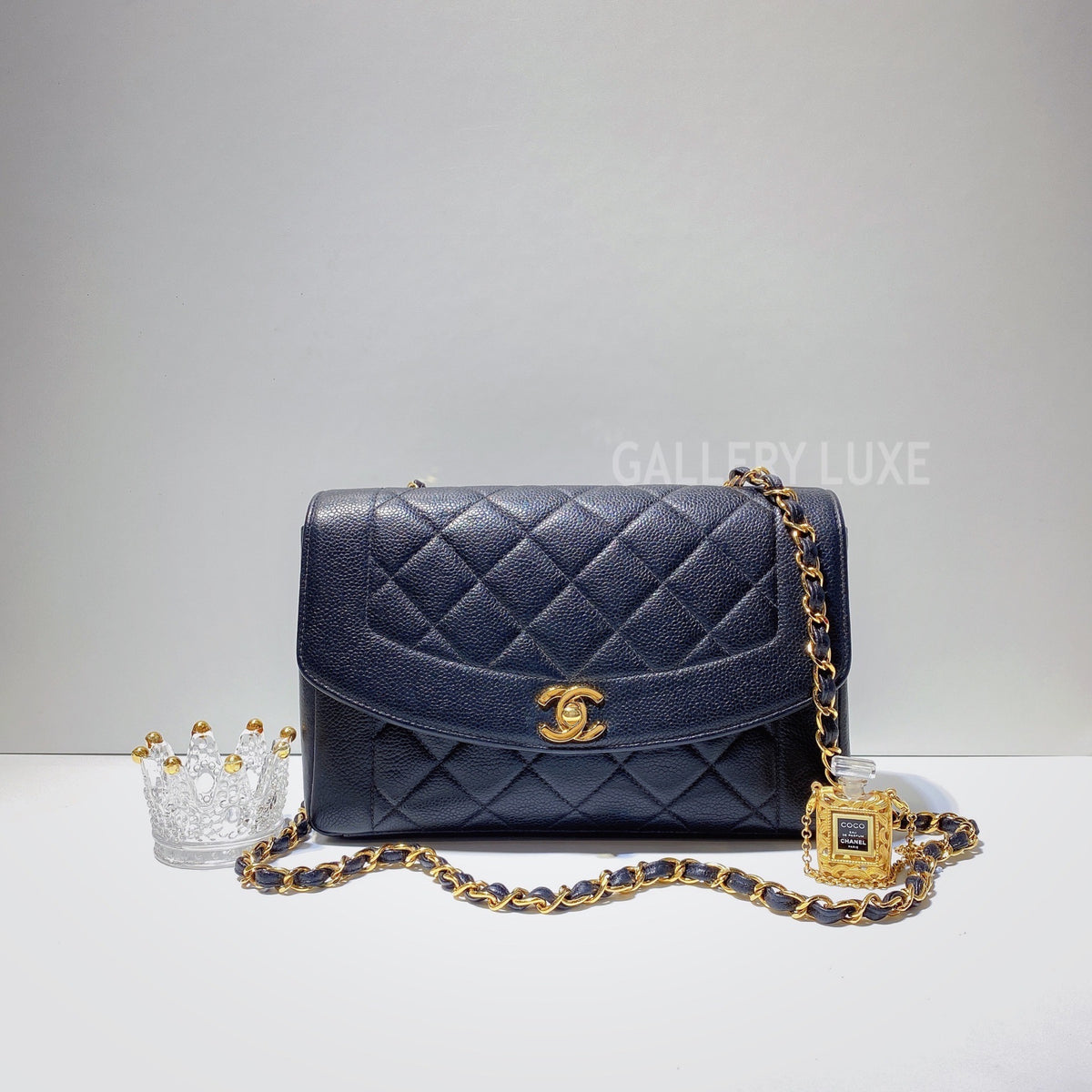 No.3004-Chanel Vintage Caviar Diana Bag 25cm with Backpocket – Gallery Luxe