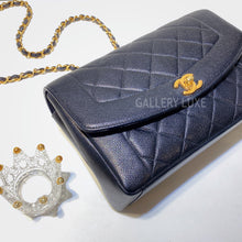이미지를 갤러리 뷰어에 로드 , No.3004-Chanel Vintage Caviar Diana Bag 25cm with Backpocket
