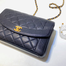 Load image into Gallery viewer, No.3004-Chanel Vintage Caviar Diana Bag 25cm with Backpocket
