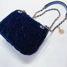 画像をギャラリービューアに読み込む, No.3576-Chanel Camelia Velvet Mini Flap Bag (Brand New / 全新貨品)
