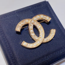 將圖片載入圖庫檢視器 No.3010-Chanel Classic Pearl Crystal Coco Mark Brooch
