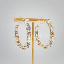 画像をギャラリービューアに読み込む, No.3011-Chanel Glass Pearl Strass Snowfall Hoop Earrings
