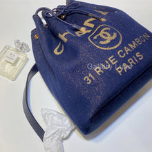 Charger l&#39;image dans la galerie, No.2696-Chanel Denim Deauville Backpack (Brand New/全新)

