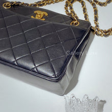 画像をギャラリービューアに読み込む, No.2435-Chanel Vintage Lambskin TurnLock Shoulder Bag
