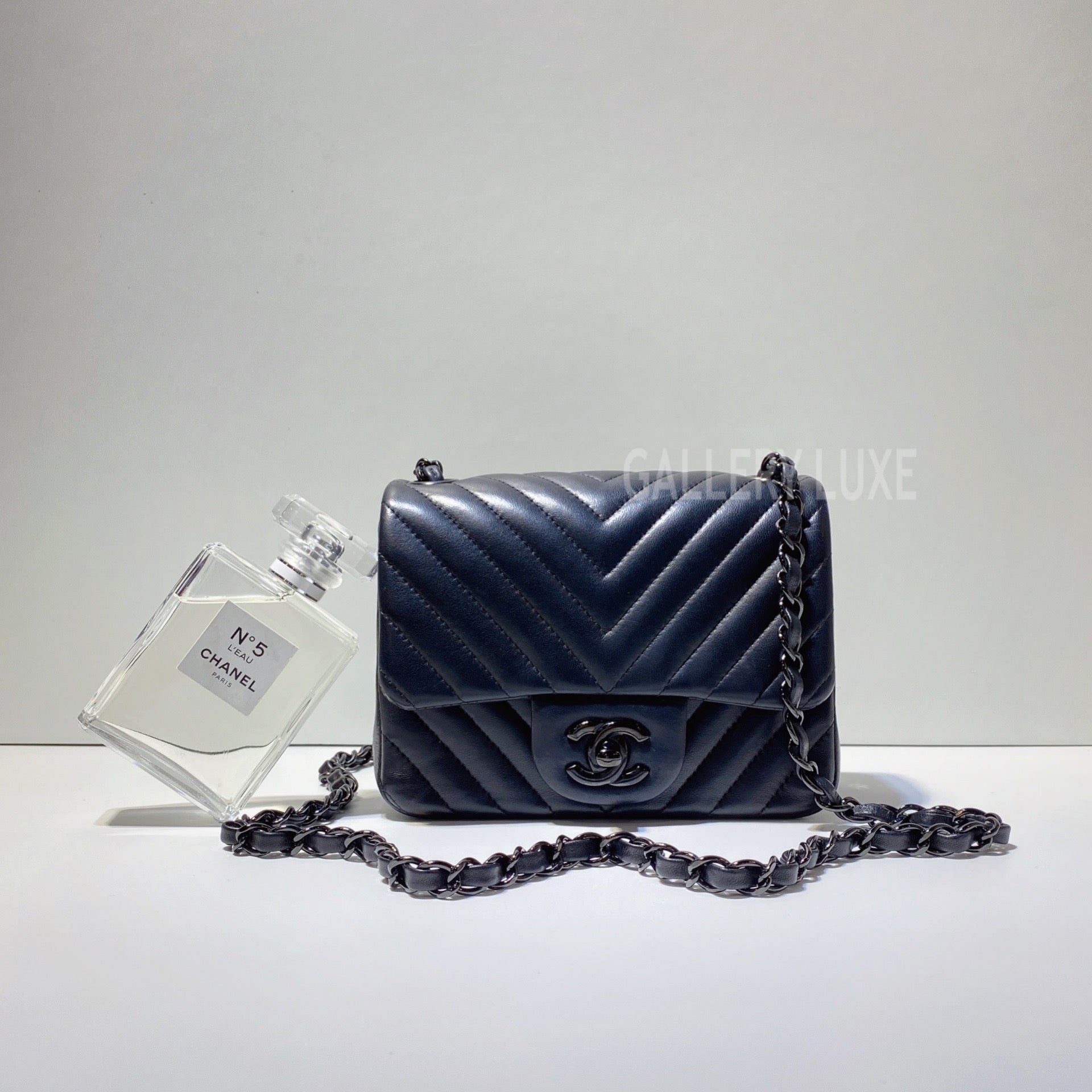 No.3037-Chanel Lambskin Chevron Classic Flap Mini 17cm – Gallery Luxe