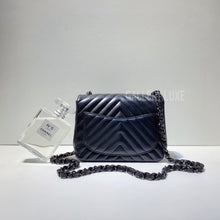 Load image into Gallery viewer, No.3037-Chanel Lambskin Chevron Classic Flap Mini 17cm
