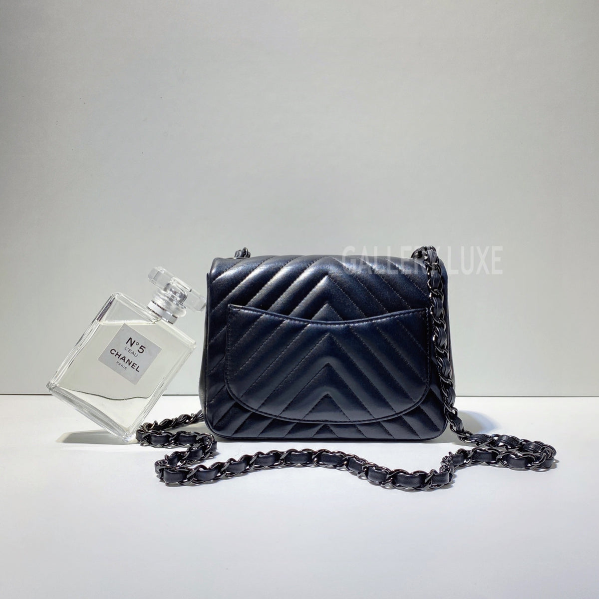 No.3037-Chanel Lambskin Chevron Classic Flap Mini 17cm – Gallery Luxe