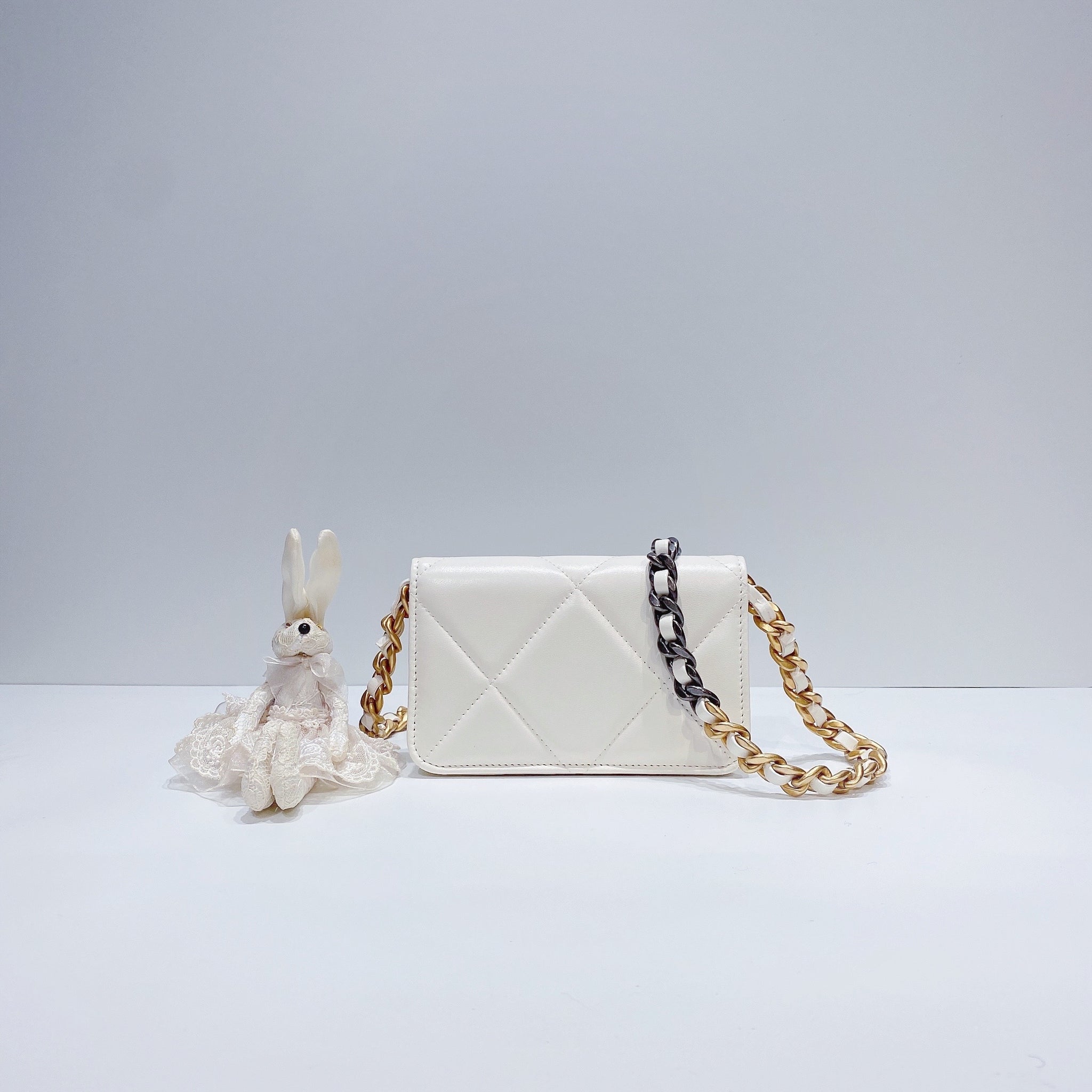 No.3586-Chanel 19 Clutch With Chain (Brand New / 全新貨品) – Gallery Luxe