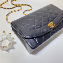 Charger l&#39;image dans la galerie, No.3049-Chanel Vintage Lambskin Diana Bag 25cm

