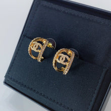 Load image into Gallery viewer, No.3706-Chanel Gold Metal Crystal CC Earrings (Brand New / 全新貨品)
