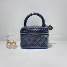 Charger l&#39;image dans la galerie, No.2090￼-Chanel Vintage Lambskin Vanity Handle Bag

