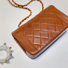 画像をギャラリービューアに読み込む, No.2632-Chanel Vintage Lambskin Diana Bag 22cm
