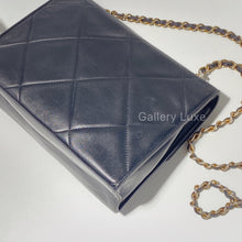 Charger l&#39;image dans la galerie, No.2299-Chanel Vintage Lambskin Flap Bag
