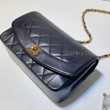 Charger l&#39;image dans la galerie, No.2330-Chanel Vintage Lambskin Diana Bag 22cm
