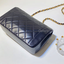 Charger l&#39;image dans la galerie, No.2330-Chanel Vintage Lambskin Diana Bag 22cm
